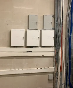 BioAffix Secure I/O V3, kapağı kapalı olarak duvara monte edilmiştir